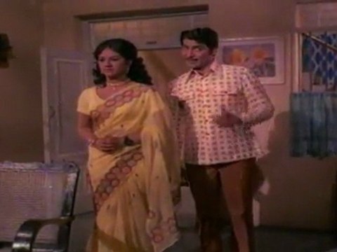 Gunavanthudu - Manjula Miss Understands Sobhan Babu