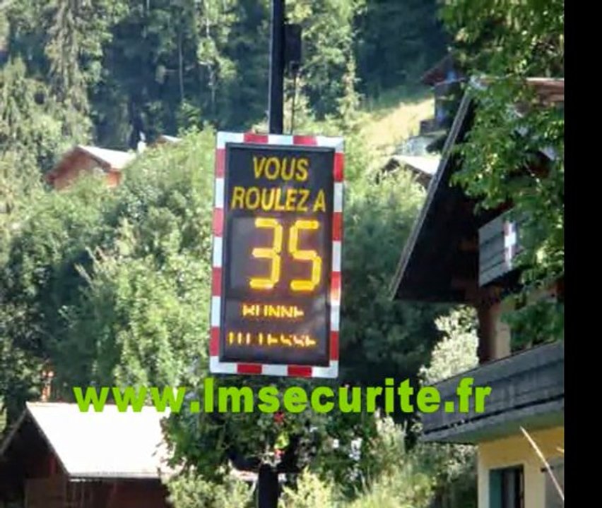 RADAR  PEDAGOGIQUE  PREVENTIF  LUMINEUX  DE  VITESSE  VIASIS  PLUS  VIATRAFFIC  DOUBS