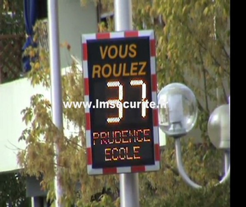 RADAR  PEDAGOGIQUE  PREVENTIF  LUMINEUX  DE  VITESSE  VIASIS  PLUS  VIATRAFFIC  ISERE