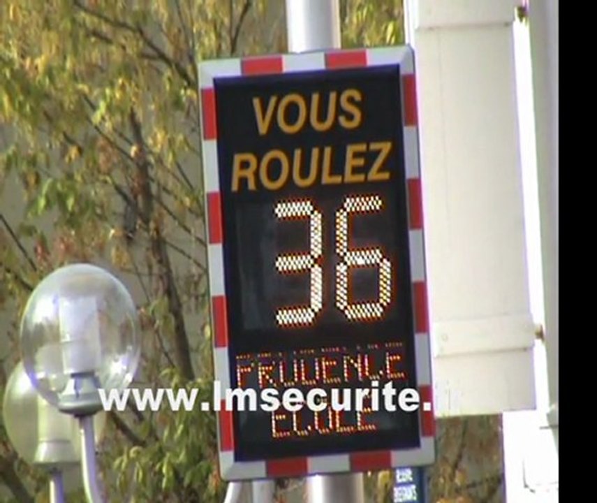 RADAR  PEDAGOGIQUE  PREVENTIF  LUMINEUX  DE  VITESSE  VIASIS  PLUS  VIATRAFFIC  HAUTE  SAVOIE