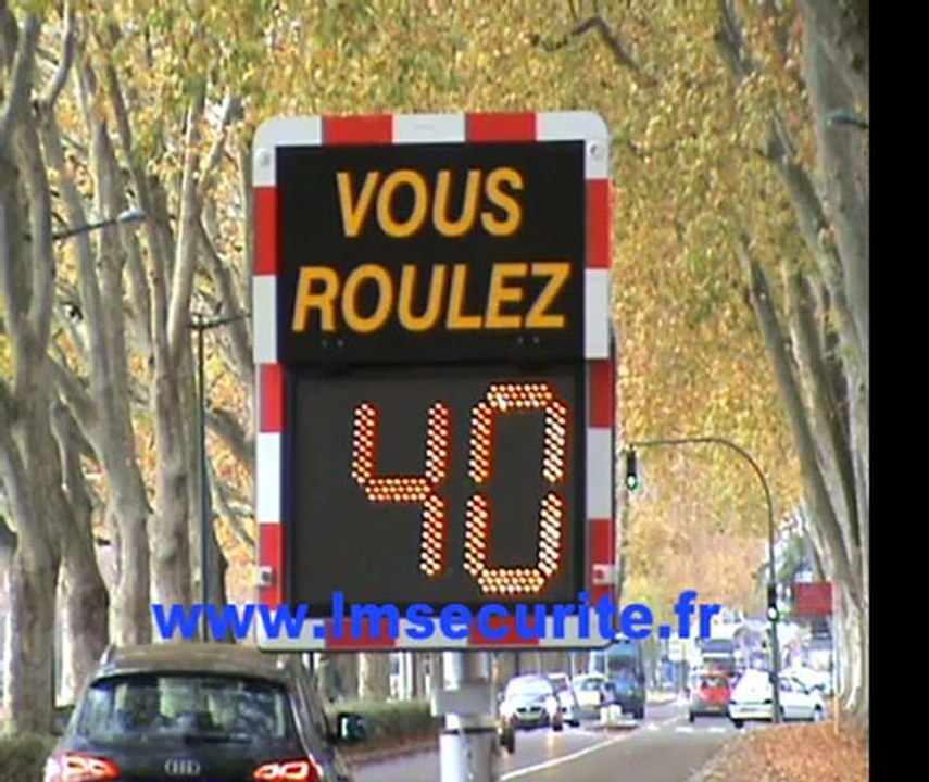 RADAR  PEDAGOGIQUE  PREVENTIF  LUMINEUX  DE  VITESSE  VIASIS  MINI  PLIABLE  VIATRAFFIC
