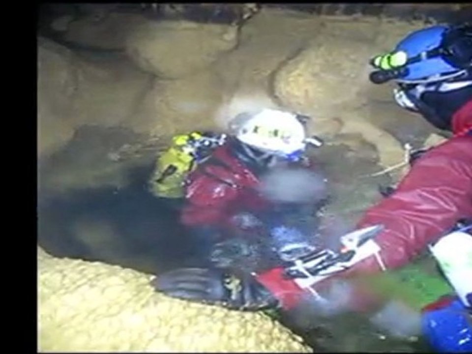 Exercice de plongée spéléo secours au Frochet (Drôme)