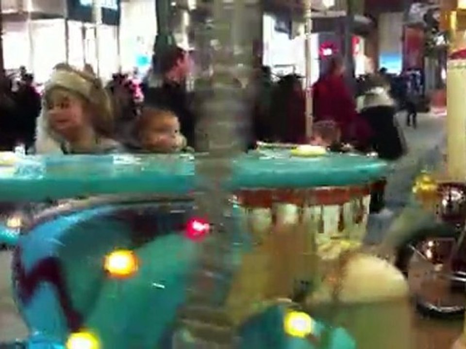 Alix et Zélie font un tour de manège