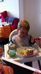 alix avec une fourchette