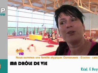 Zapping télé du 23/02/12 - Un supporter d'une école de samba vole les résultats lors du carnaval de Rio !