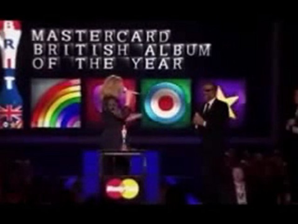 Brit Awards 2012   Adele ganha 2 estatuetas e levanda dedo mdio para os organizadores