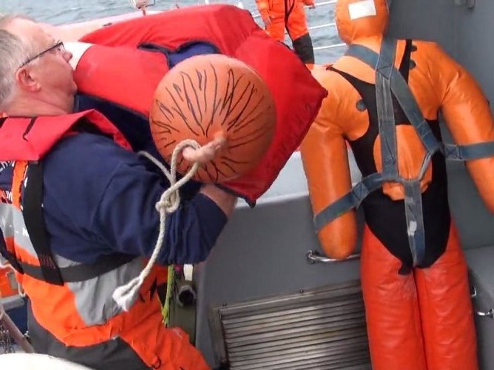 La Marine s'entraîne avec la Société nationale de sauvetage en mer (SNSM)