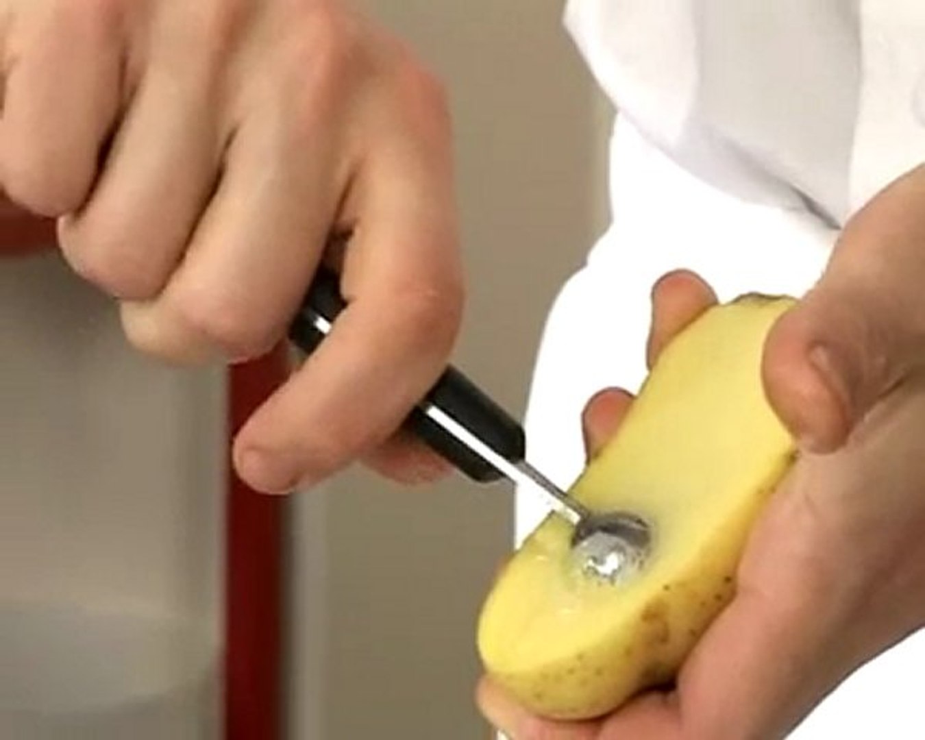 Technique de cuisine : Utiliser une cuillère à pomme parisienne - Vidéo  Dailymotion