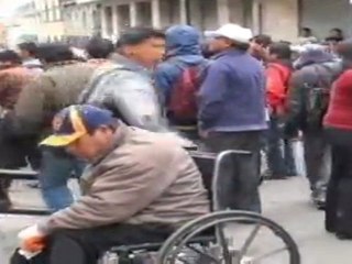 La marcha de discapacitados bolivianos acaba con violentos enfentamientos con la policía