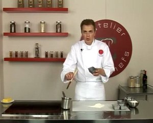 Technique de cuisine : Beurrer et fariner ou sucrer un moule pour cuire un cake