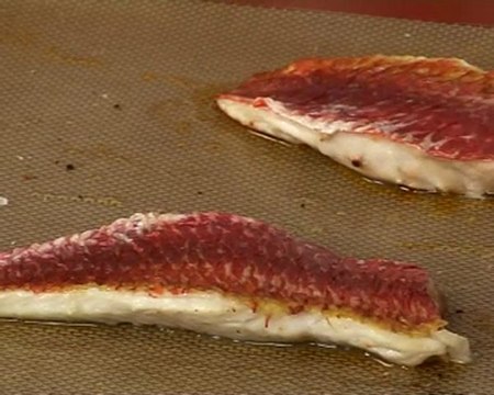 Technique de cuisine : Cuire un filet de rouget au four