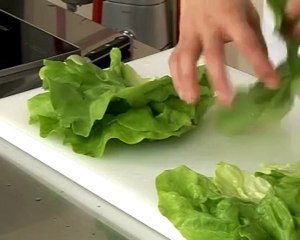 Technique de cuisine : Tailler de la laitue en chiffonnade