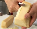 Technique de cuisine : Réaliser des copeaux de parmesan