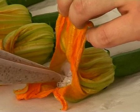 Recette de fleur de courgette farcie au chèvre frais et tapenade