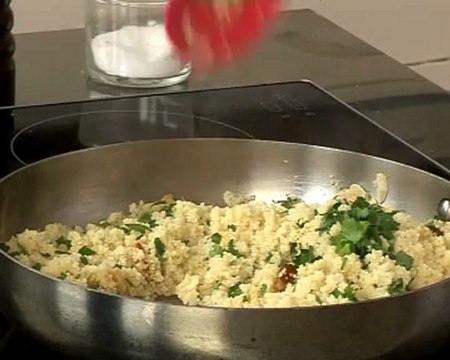 Recette de gigot d'agneau caramelisé au cumin, semoule fine aux pommes et amandes