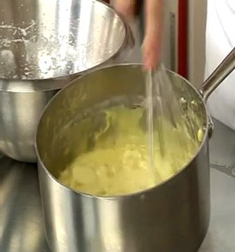 Recette de crêpes soufflées à la crème chiboust, flambées au grand marnier