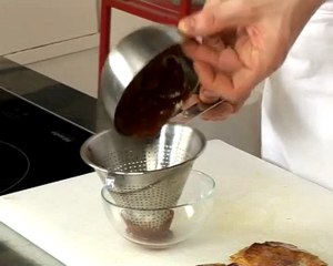 Recette de carrés feuilletés à la ganache chocolat et caramel aux baies roses