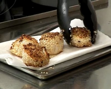 Recette de saint jacques au sésame, asperges rôties