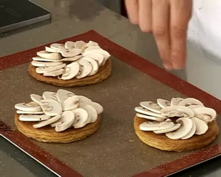 Recette de tarte fine croustillante à la tomate et champignons, jus de persil