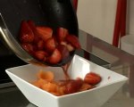 Recette de fraises au jus de porto et billes de melon