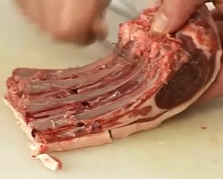 Technique de cuisine : Manchonner un carré d'agneau
