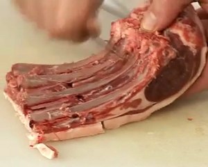Technique de cuisine : Manchonner un carré d'agneau