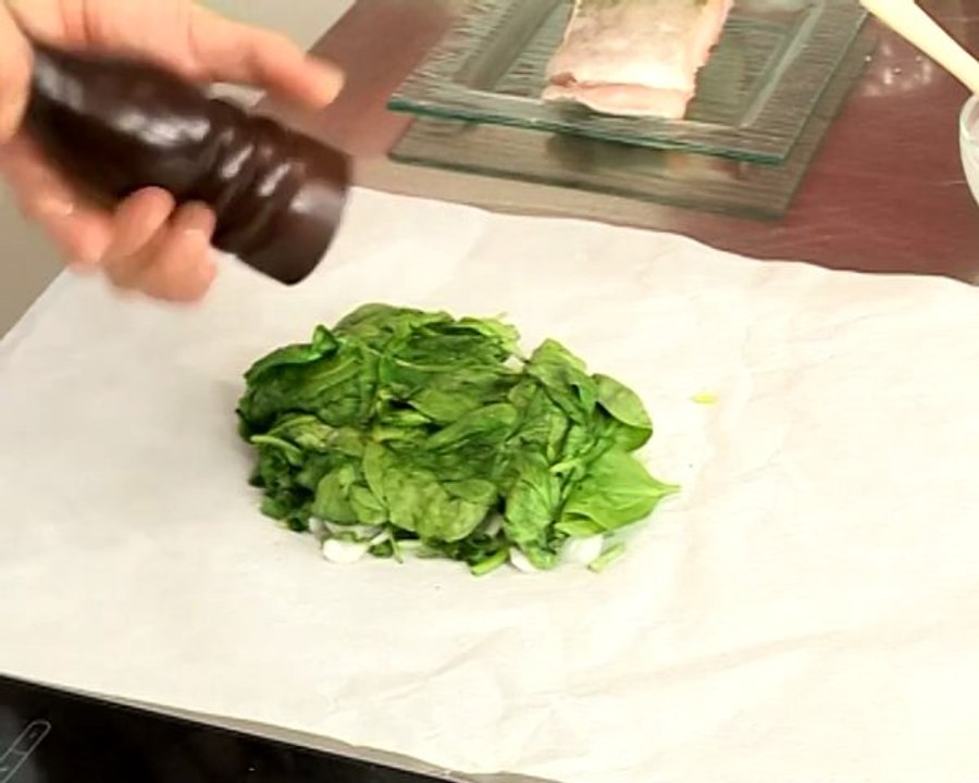 Recette de double darne de cabillaud en papillote et pousses d'épinard