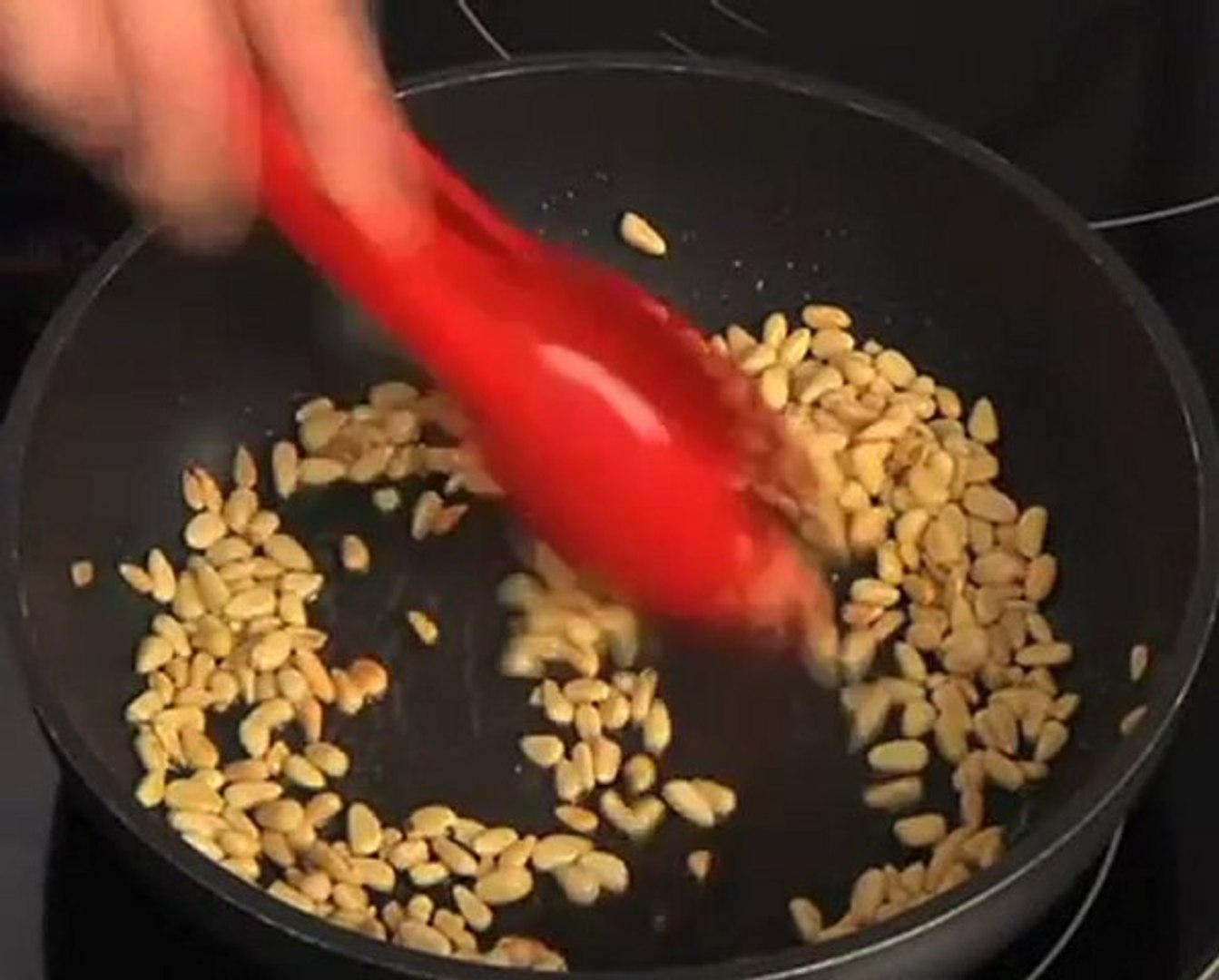 Technique de cuisine : Griller des pignons de pin - Vidéo Dailymotion