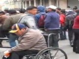 La marcha de discapacitados bolivianos acaba con violentos enfrentamientos con la policía