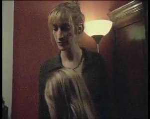 La petite fille qui mordait ses poupées