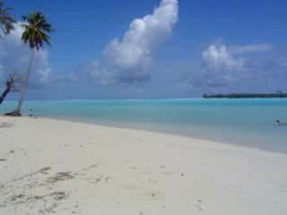 une plage de maupiti