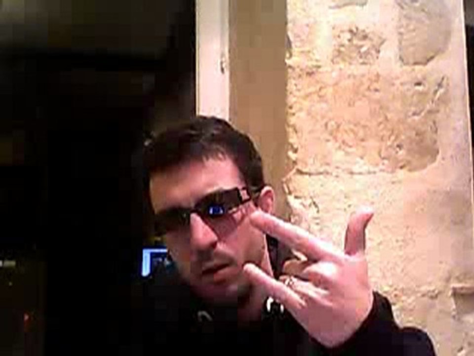 douille devant un reportage sur la haine