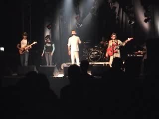 lève les bras au Havana Café