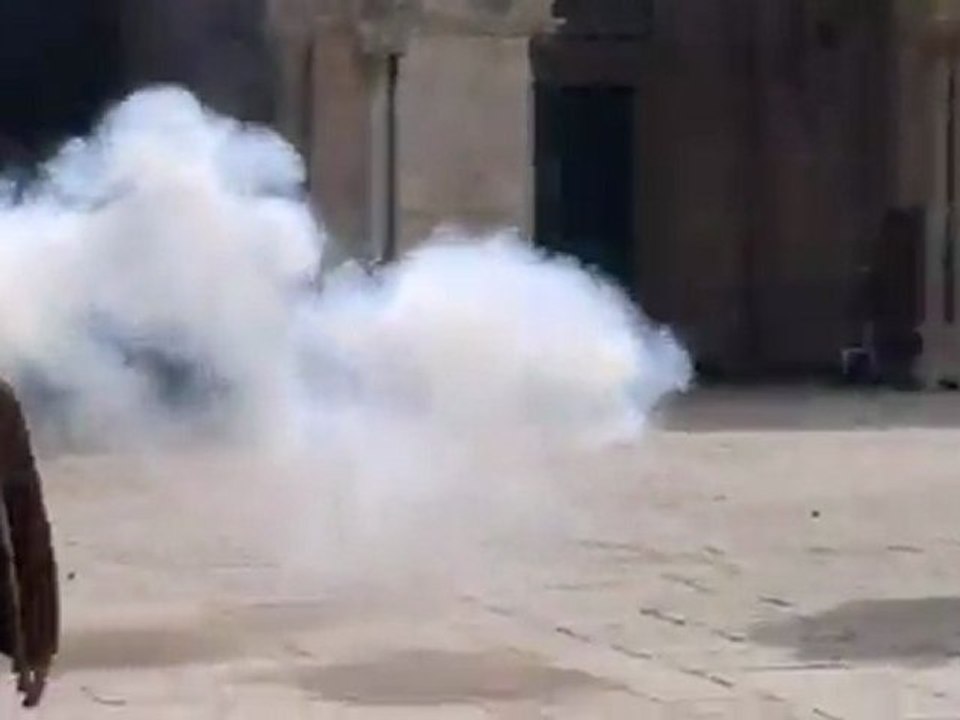 لحظة اقتحام شرطة الكيان الصهيوني للمسجد الأقصى 24-2-2012