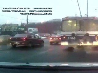 Elekrik kablolari arabalarin uzerine dusuyor