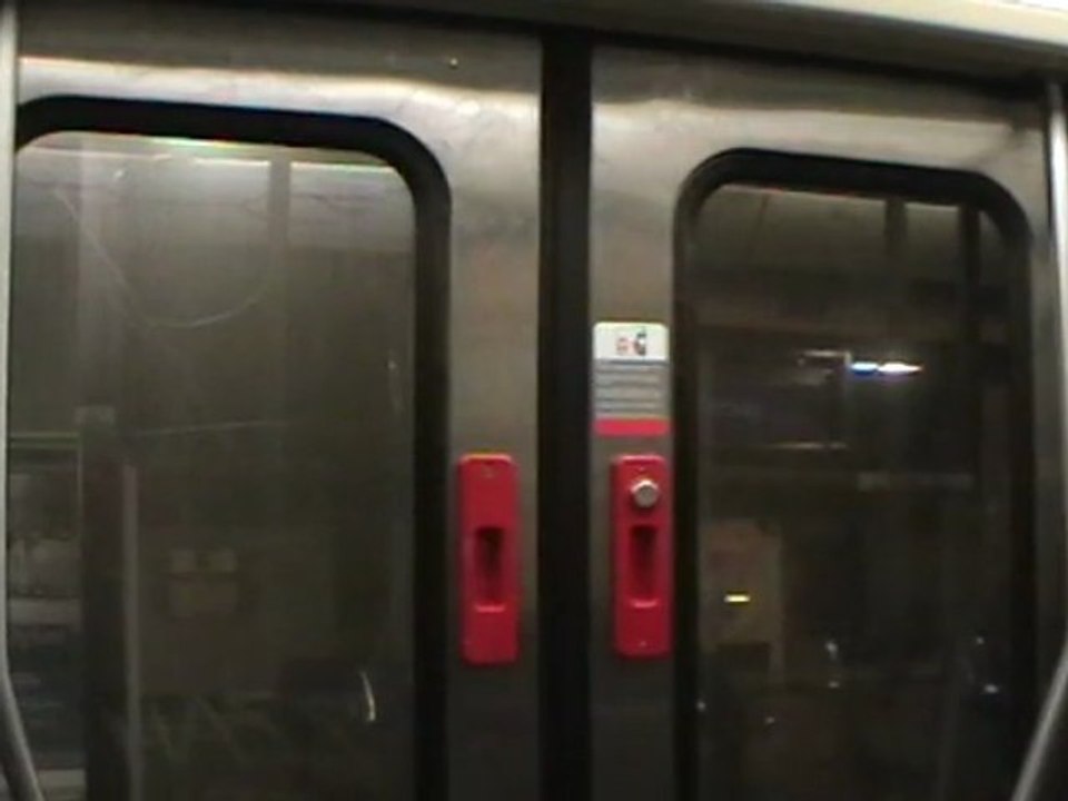 MI84 : Signal sonore et fermeture des portes à Marne La Vallée Chessy sur la ligne A du RER