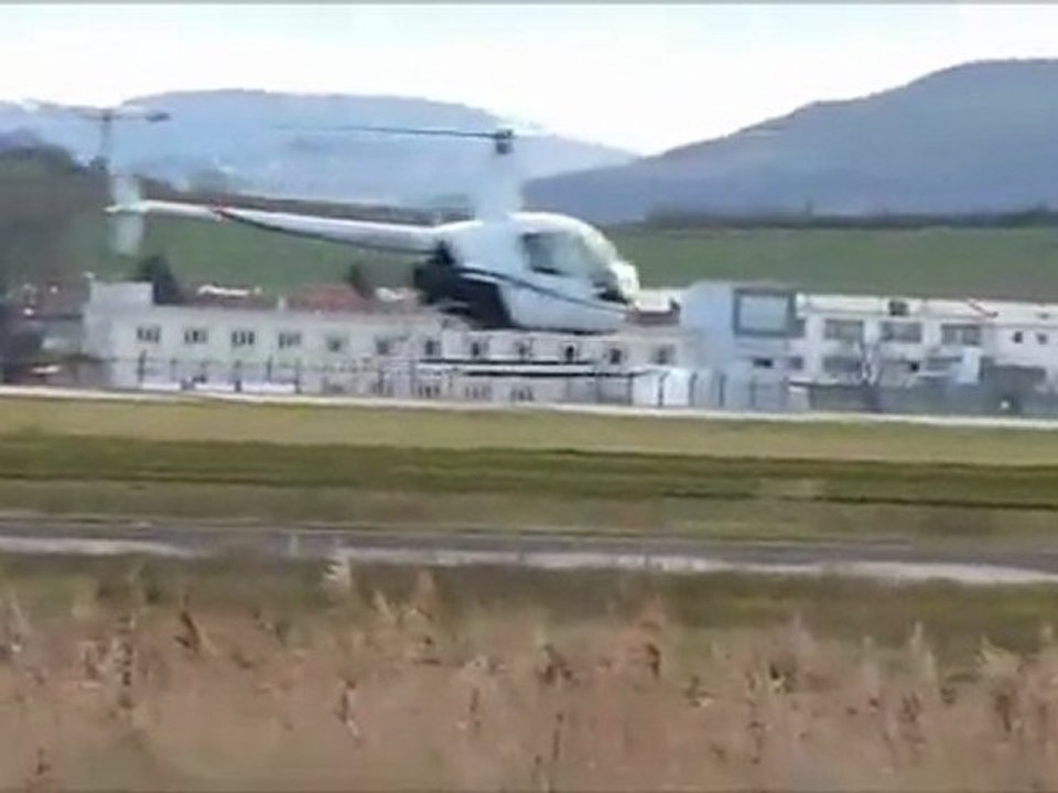 Taxiing & Landing | Private Robinson R-22 | F-GJMO | Clermont-Ferrand Airport |
