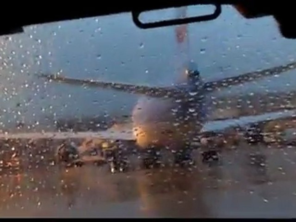 Cockpit view crosswing landing Paris Orly Airport Rwy 26 Embraer E190 F-HBLJ AirFrance RÃ©gional HD