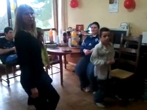ma petite soeur qui dance avec tintin et sa cherie