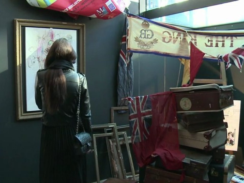 Exposition de tableaux peints avec du sang du musicien Pete Doherty à Londres