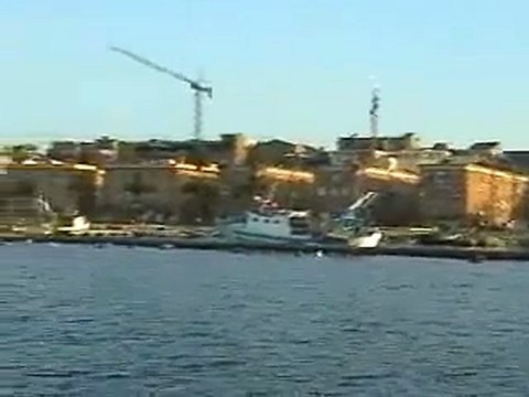 Un giro in barca attorno al borgo antico di Taranto