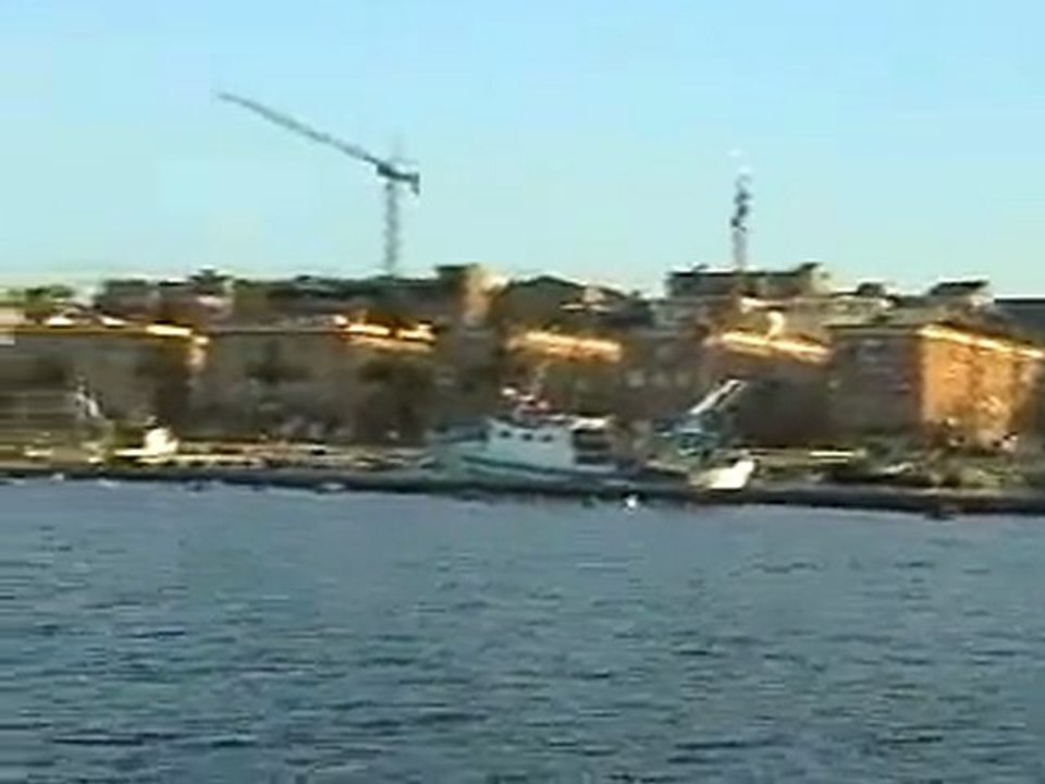Un giro in barca attorno al borgo antico di Taranto