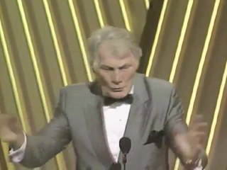 ο τζακ πάλανς κάνει πους-απς με το ένα χέρι