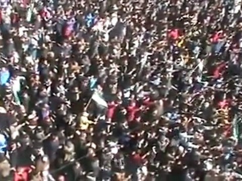 فري برس حمص قصف حي الخالدية با التزامن مع زفاف الشهداء واداء رائع للقسم من قبل الثوار 25 2 2012