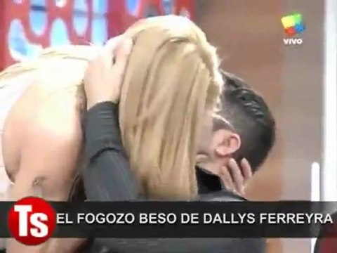 El beso de Dallys Ferreira y de Angel de Brito