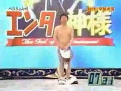 Έβγαλε όλα του τα ρούχα με μια κίνηση