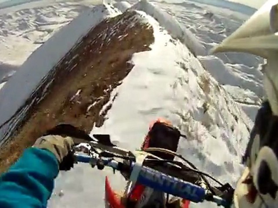 moto sur une crête en montagne