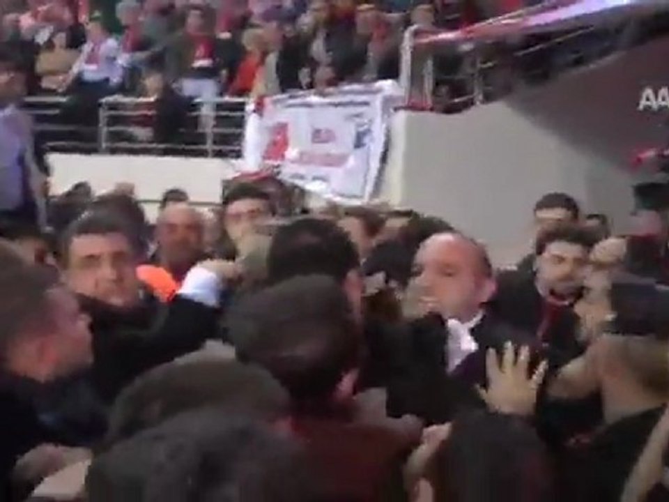 Kurultay gergin başladı