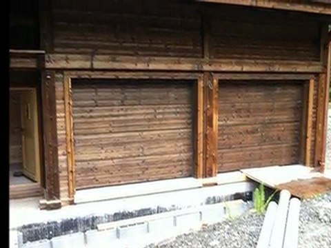 Porte sectionnelle bois Stores Fermetures du Prarion