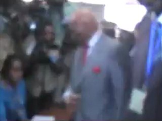 VIDEO - Direct – Présidentielle 2012 : Me Wade vote sous la huée de ses détracteurs et de ses militants.